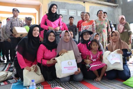 BHAYANGKARI SULURKAN BANTUAN KORBAN BA