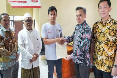 Penyerahan Sertipikat PTSL di Desa Sam