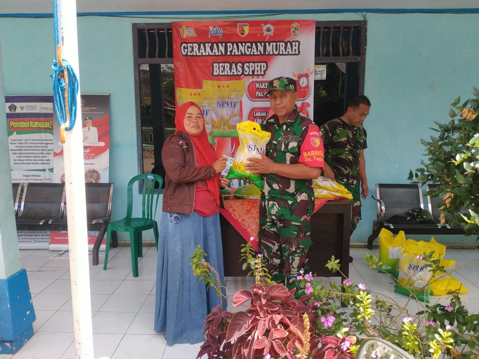 Optimalkan Gerakan Pangan Murah, Babinsa Tepas Hadir Salurkan Beras SPHP Untuk Masyarakat