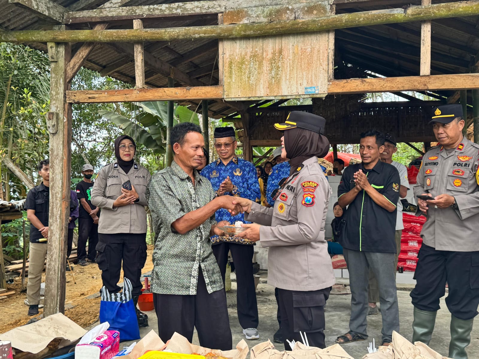 Bedah Rumah Warga di Tulakan, Polres Pacitan Peringati Hari Jadi Polwan ke -77