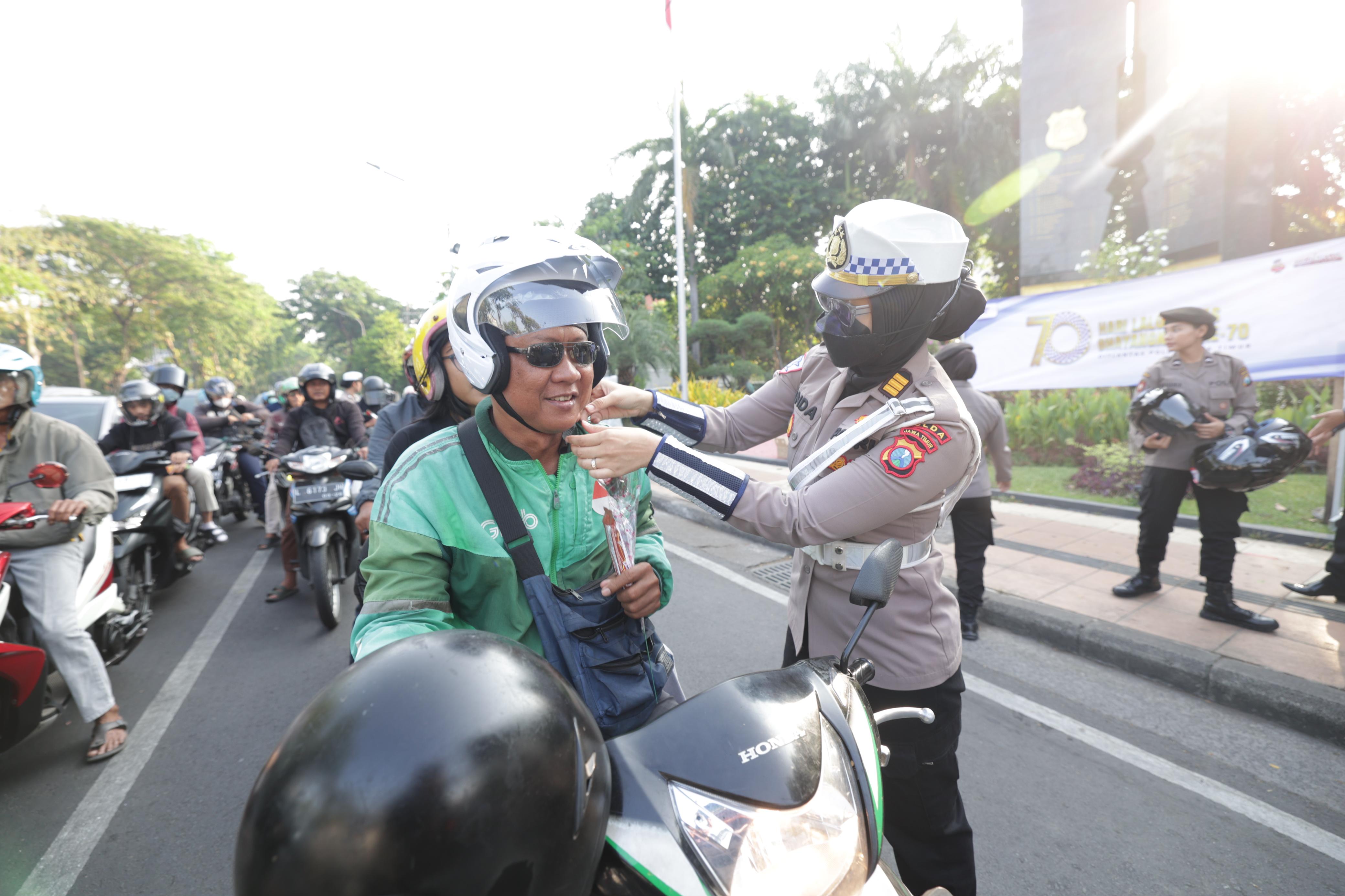 Gatur Lalin Sambil Berbagi Helm dan Cokelat Polwan Polda Jatim Peringati Hari Jadi Polisi Wanita ke 