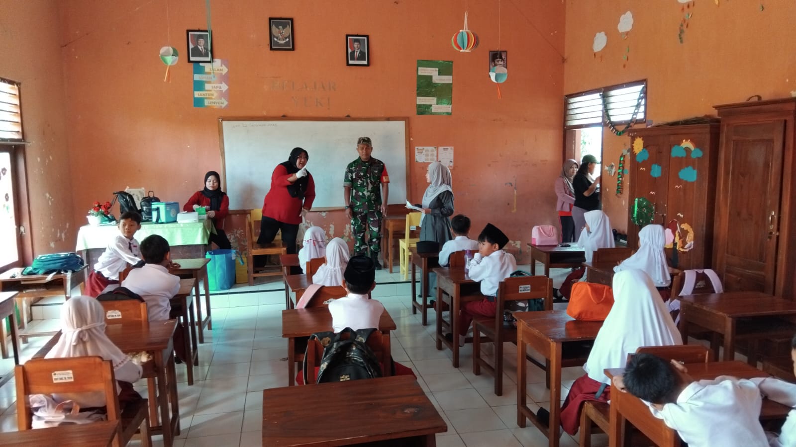 Babinsa Koramil 0808-10 Kademangan Dampingi Vaksinasi Difteri Dan Tetanus Di SDN 1 Suruhwadang