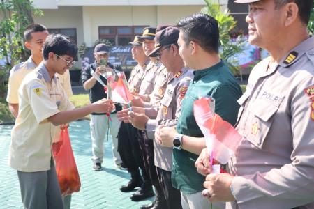 Bunga dan Jeruk Simbol Kepedulian Masyarakat untuk Polres Batu