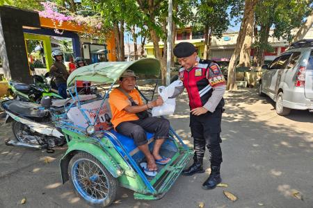Polisi Patroli Sambil Berbagi 