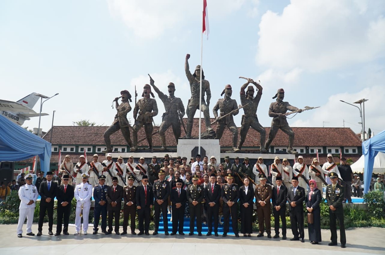 Kodim 0808-Blitar Gelar Upacara HUT Ke 80 TNI di Monumen PETA, Teguhkan Semangat “TNI Prima, TNI Rak