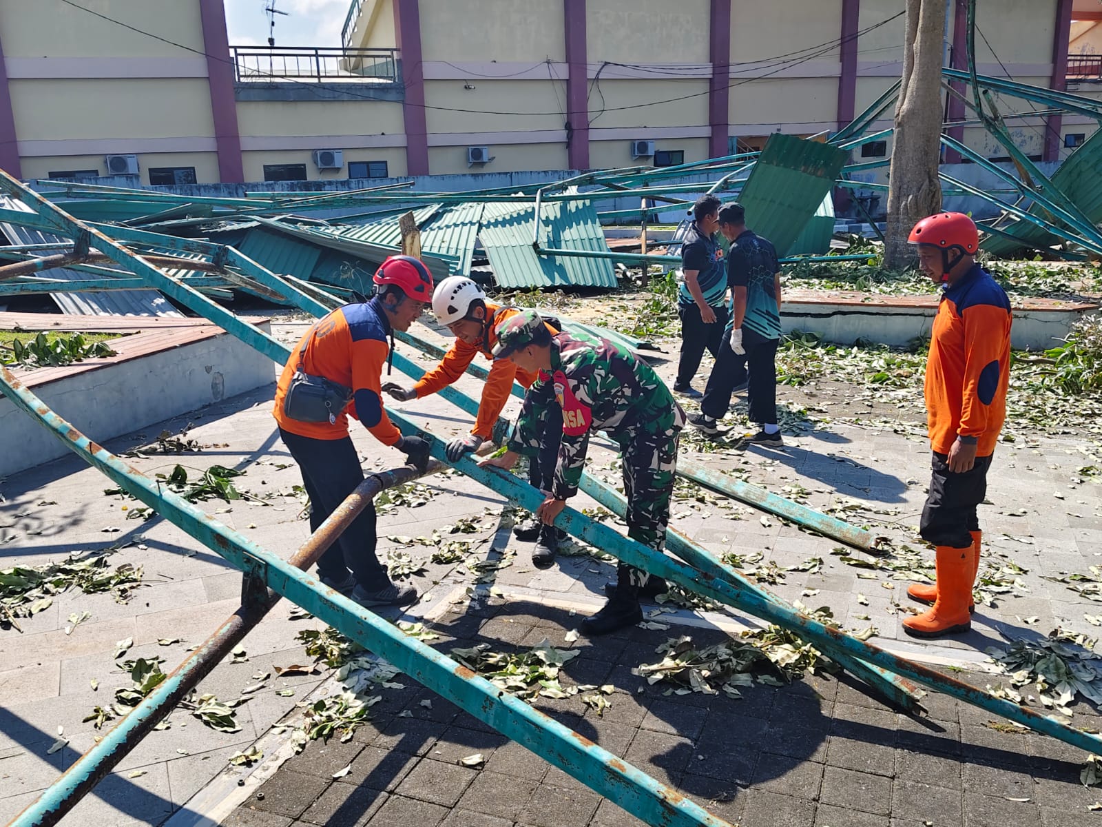 TNI - Polri Dan Warga Gelar Kerja Bakti Bersihkan Reruntuhan Atap Stadion Gelora Penataran Pasca Ben