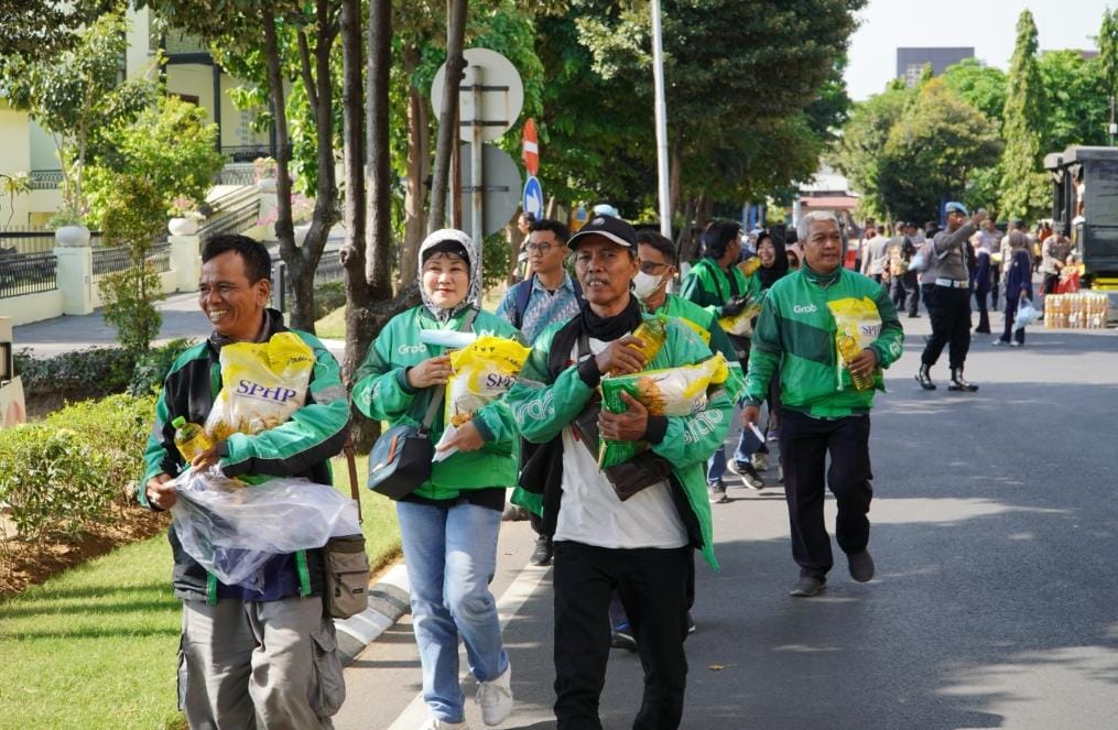 Polda Jatim Peduli Masyarakat Gelar Baksos Salurkan Bantuan untuk Ribuan Warga