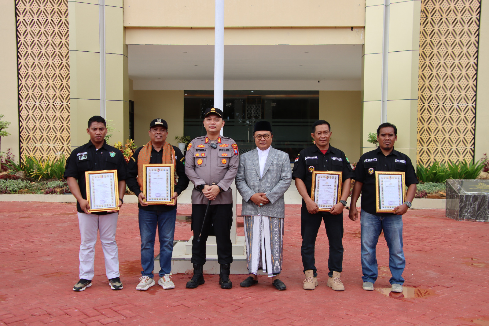 Polres Sumenep Berikan Penghargaan Kepada 5 Warga yang Bantu Tugas Kepolisian