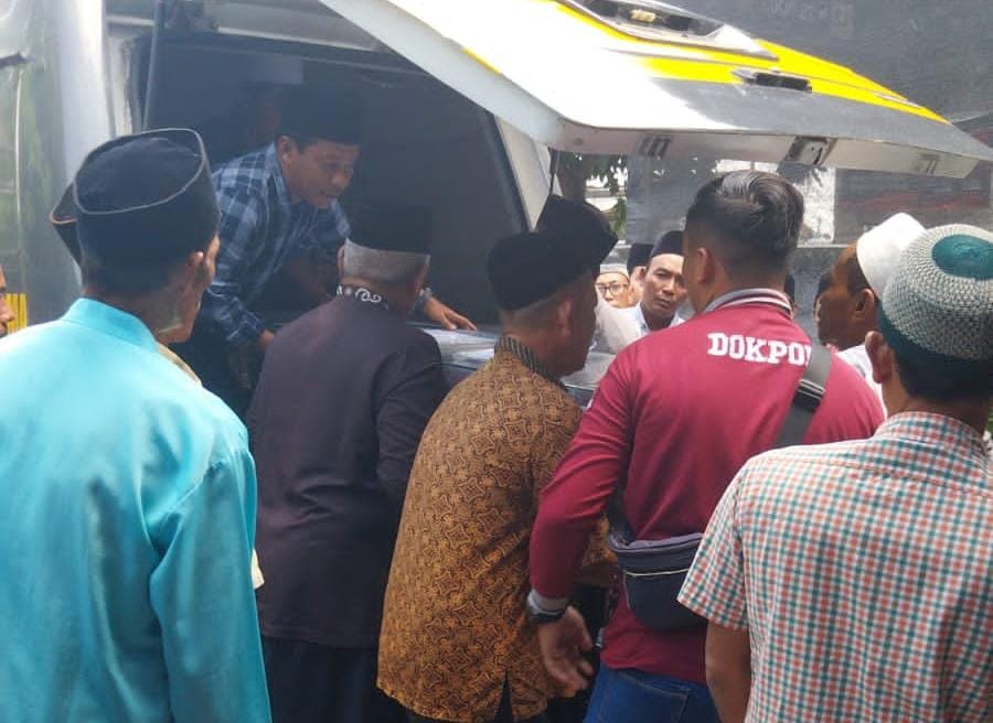 Ambulans Gratis Polres Gresik Antar Jenazah Pahlawan Devisa Asal Desa Lowayu ke Rumah Duka