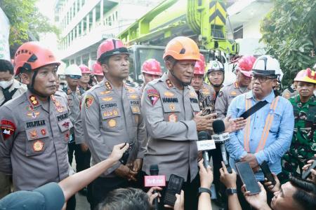Kapolda Jatim Tinjau Evakuasi Korban Robohnya Bangunan Ponpes Al Khozi