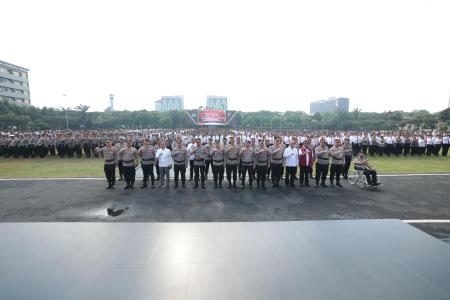 Kapolda Jatim Beri Penghargaan untuk 263 Personel dan KPLB bagi Bripda