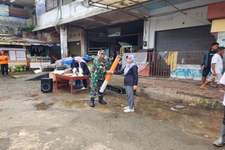Koramil 06Kretek Kodim 0707Wonosobo Ikut Aksi Bersih Bersama di Pasar 