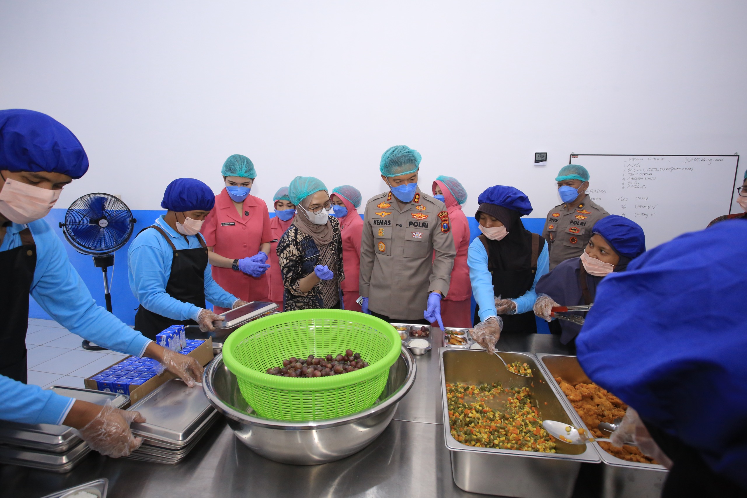 SPPG Polres Madiun Sajikan Menu Nasi Pecel Bergizi untuk Pelajar