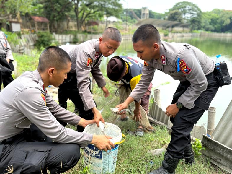 Live In' : Siswa Diktukba SPN Polda Jatim Edukasi Budidaya Bandeng dan Jamur di Gresik