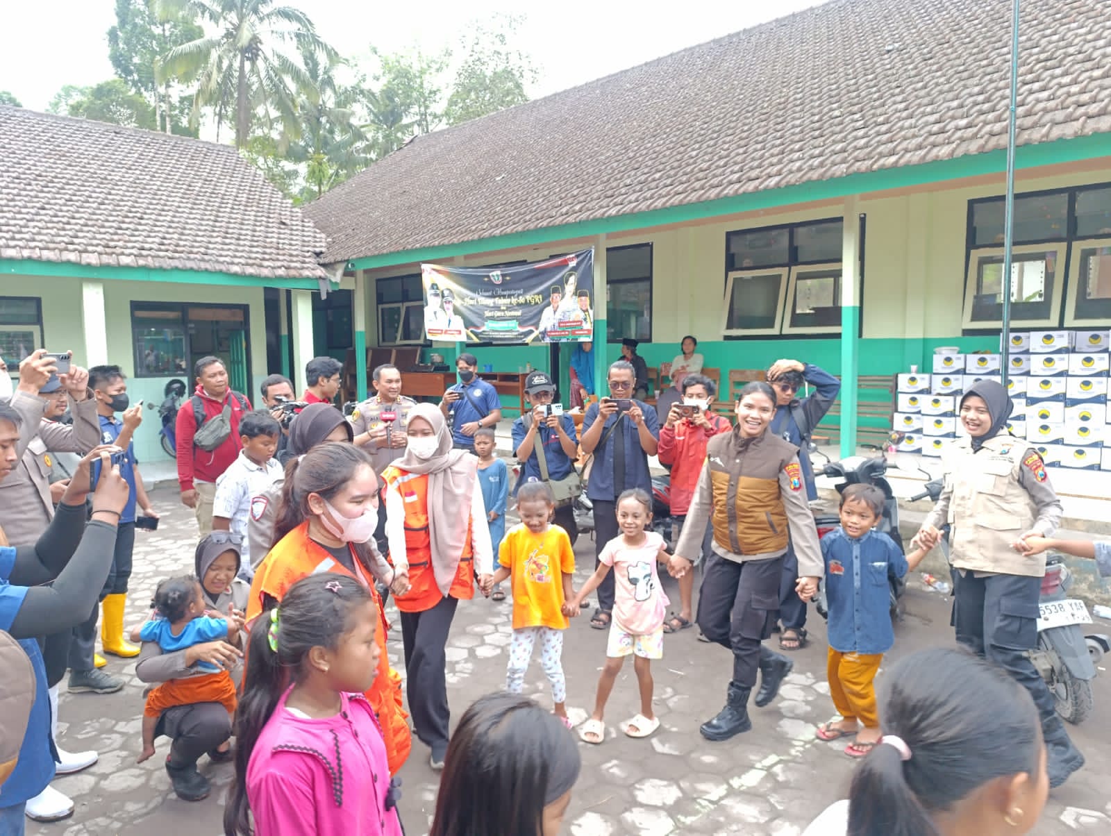 Polda Jatim Berikan Trauma Healing untuk Anak - anak di Pengungsian Dampak Erupsi Gunung Semeru