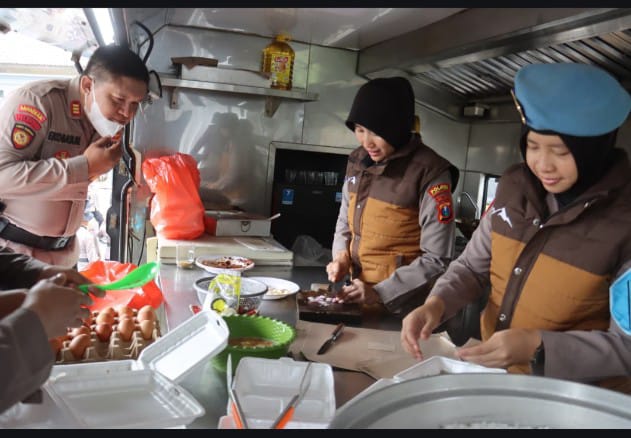 Brimob Polda Jatim Dirikan Dapur Lapangan untuk Warga Terdampak Erupsi Gunung Semeru