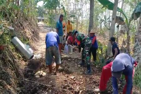 Bersama Warga Binaan Serka Rusmono Kerja Bakti Merabat Jalan Penghubun