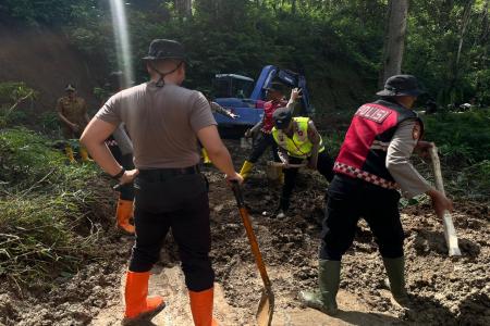 Polres Batu Terjunkan Puluhan Personel Tangani Longsor di Ngantang Aks