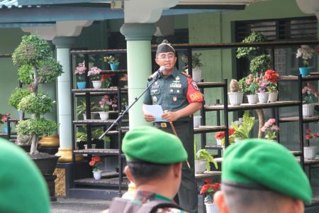 PIMPIN UPACARA BENDERA 17-AN. KOMA