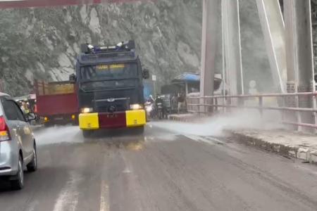 Polres Lumajang Kerahkan Mobil AWC Bersihkan Sisa Lumpur APG Semeru di