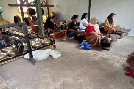 IBU-IBU DUSUN CANDI HIDUPKAN BUDAY