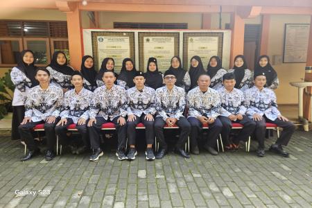 SMKS YPLP PERWIRA RAYAKAN HARI GUR